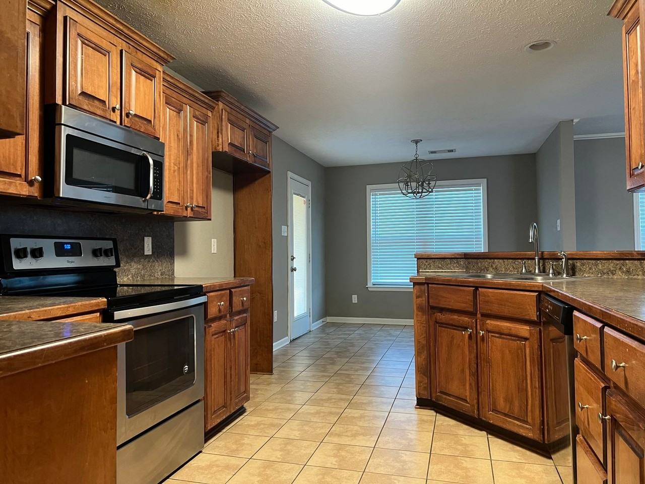 2408 Lancashire Ln - Photo 5 of 18