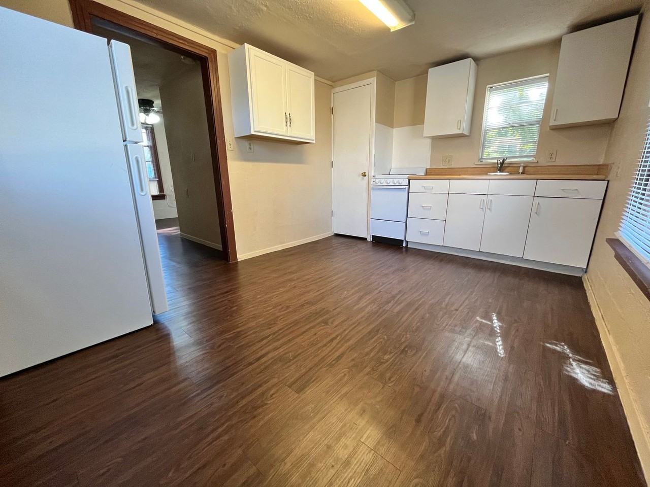 511 W Collins St - Photo 4 of 10