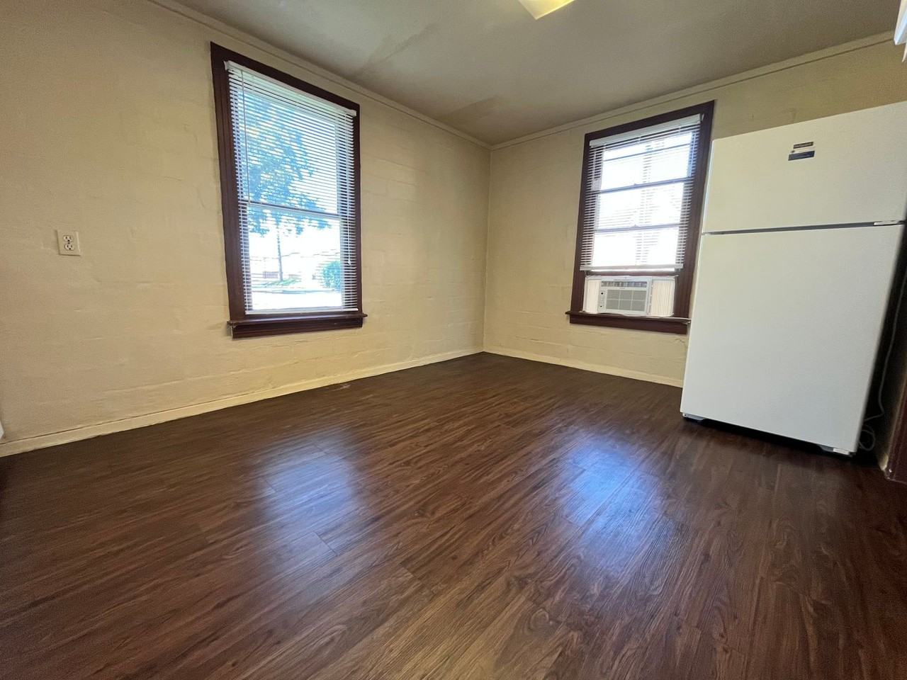 511 W Collins St - Photo 6 of 10
