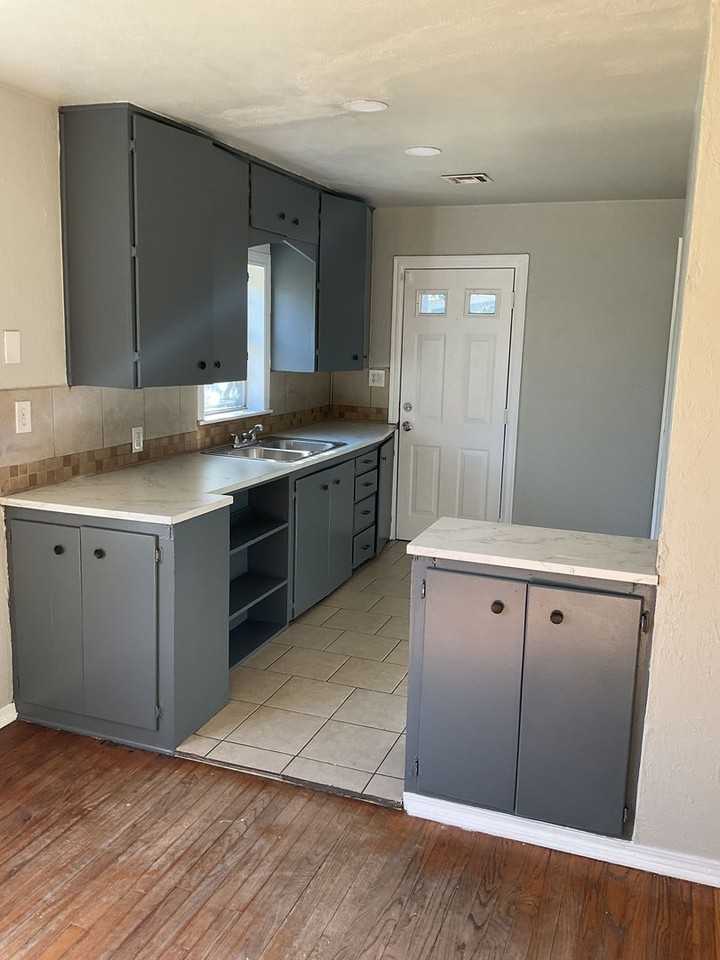 604 Foster Pl - Photo 2 of 5