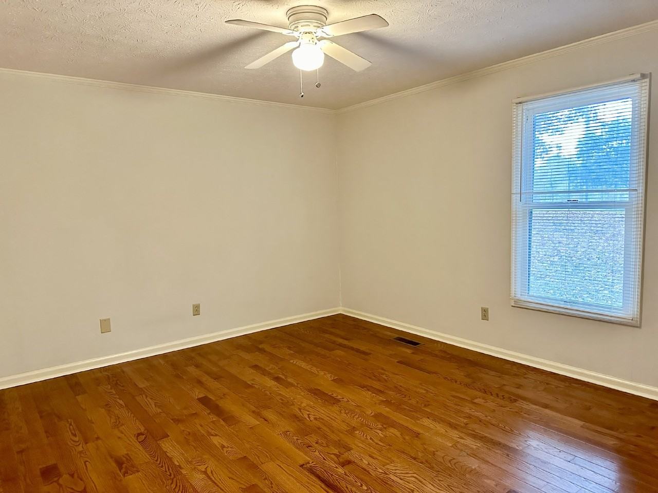 100 Ridgewood Rd - Photo 2 of 11