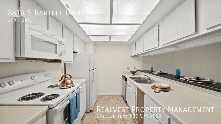 2814 S Bartell Dr Apt J11 - Photo 2 of 9