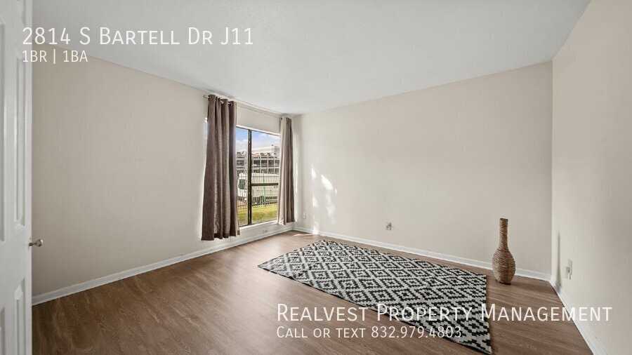 2814 S Bartell Dr Apt J11 - Photo 4 of 9