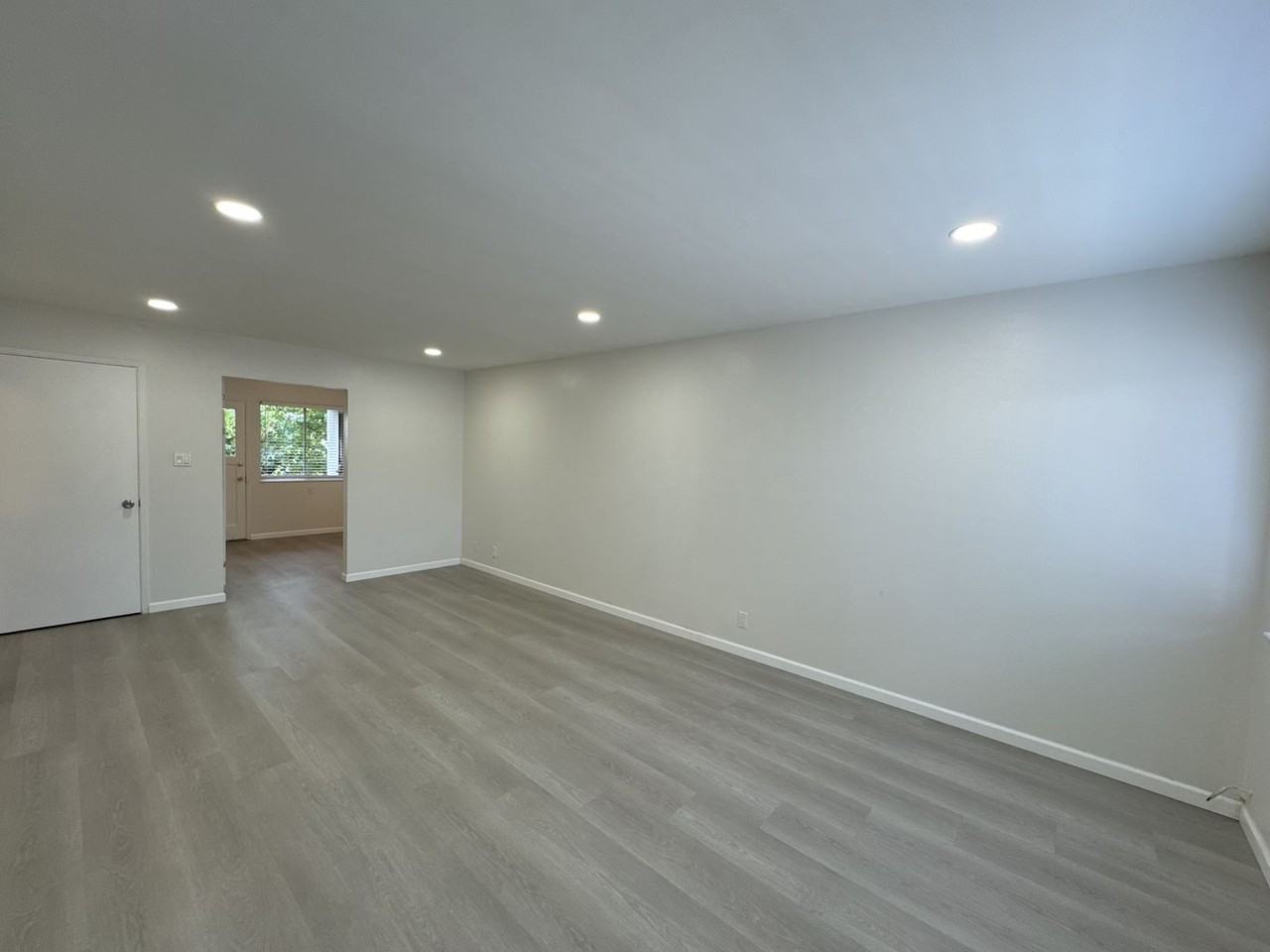 9225 Bancroft Ave - Photo 2 of 11