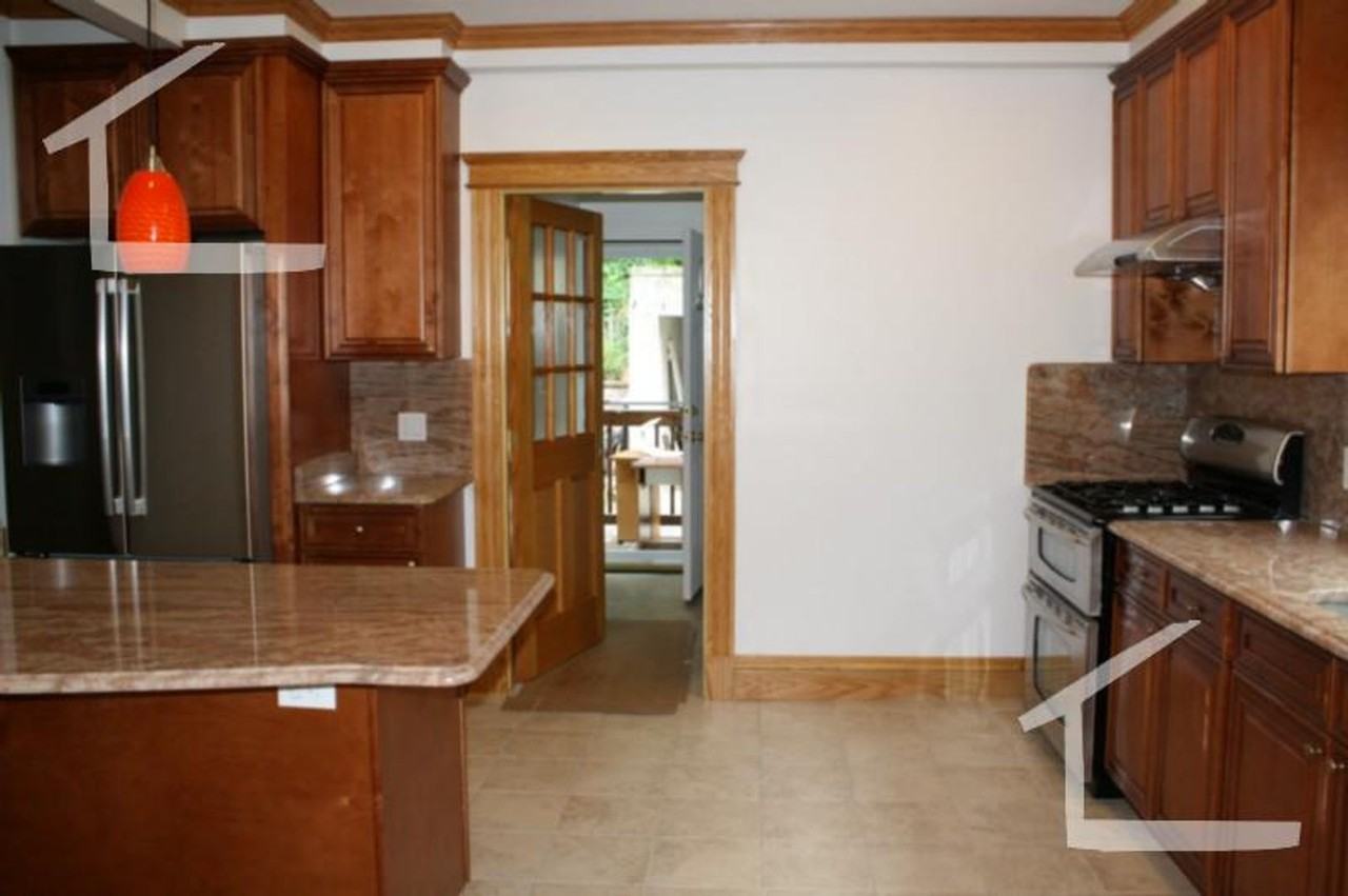124 Columbia St - Photo 2 of 11