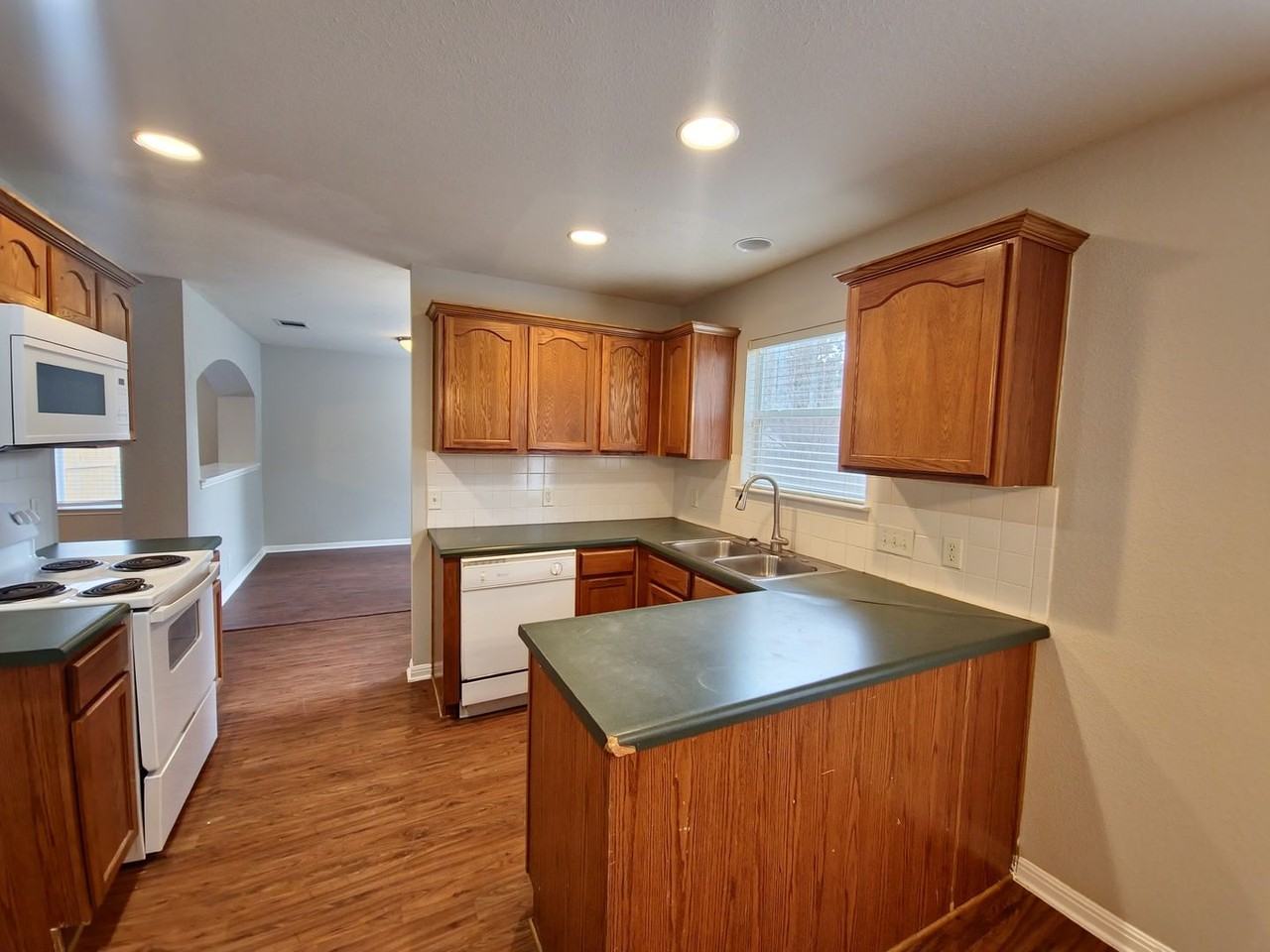 107 Orange Tree Ln - Photo 6 of 17