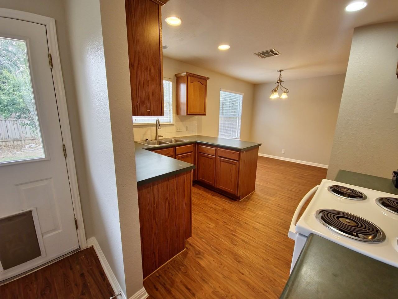 107 Orange Tree Ln - Photo 7 of 17
