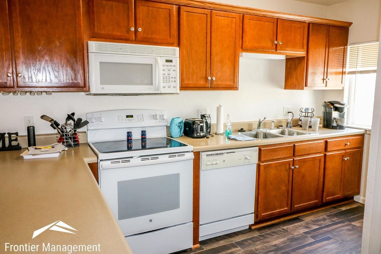 1204 Newfoundland Dr - Photo 4 of 10