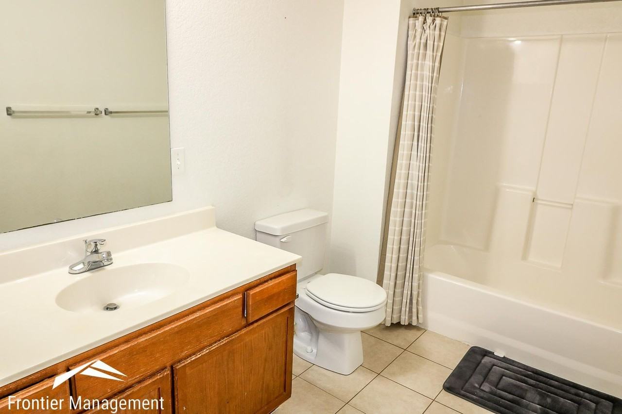 1204 Newfoundland Dr - Photo 5 of 10