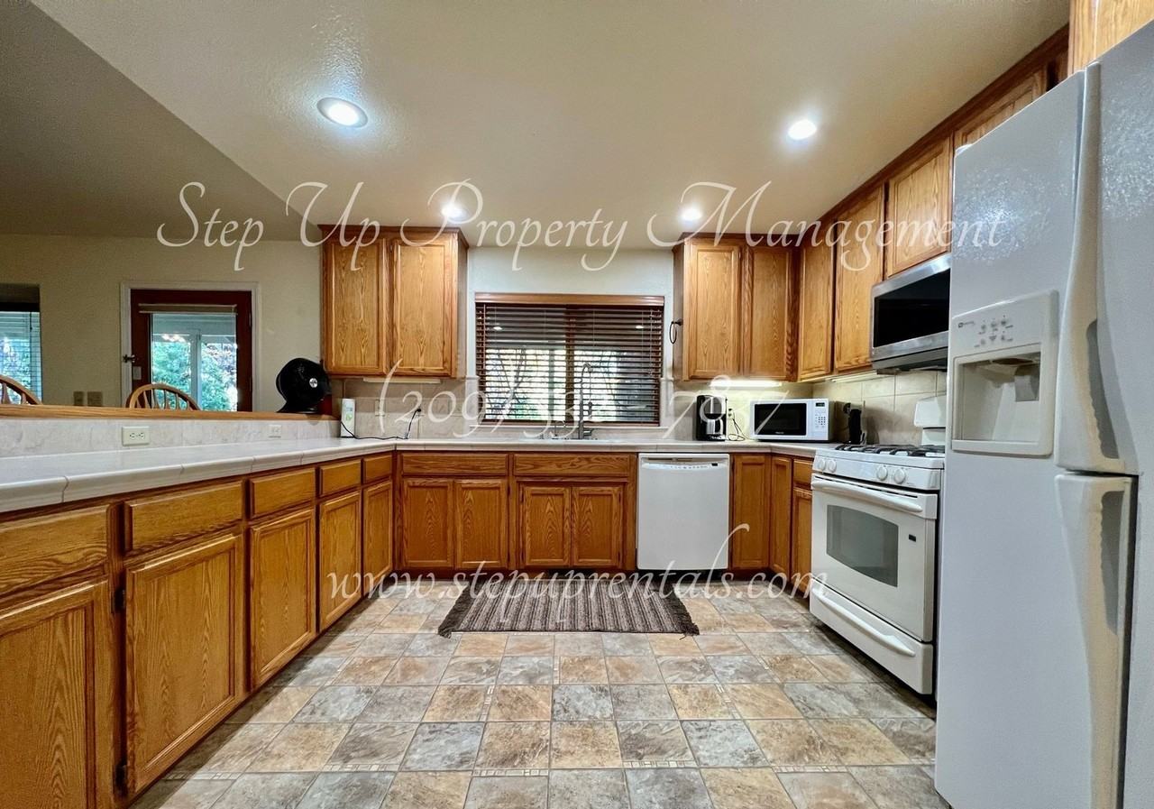 22519 Lina Ln - Photo 4 of 31