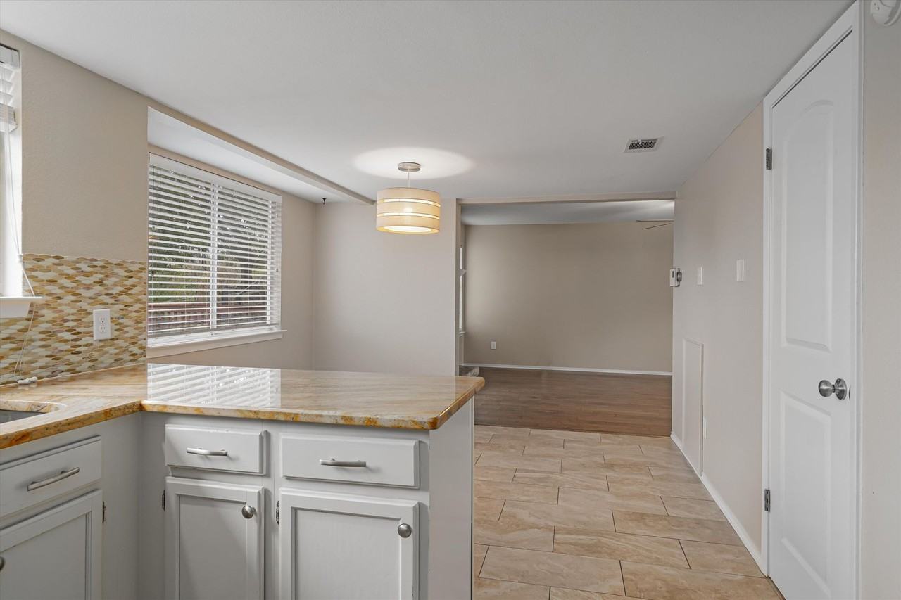 8407 Selway Dr - Photo 5 of 31