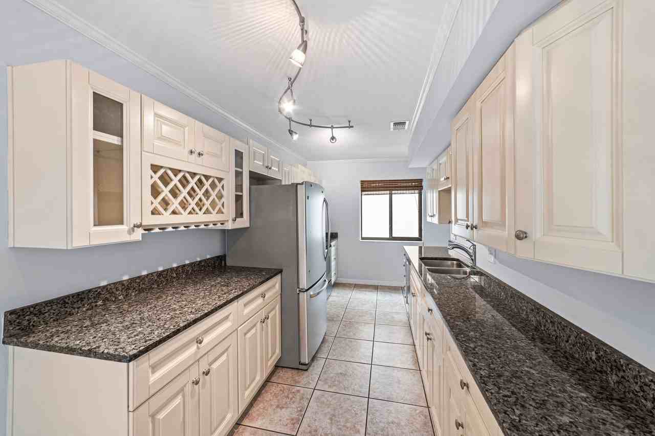 121 13th Ave S #B - Photo 4 of 21