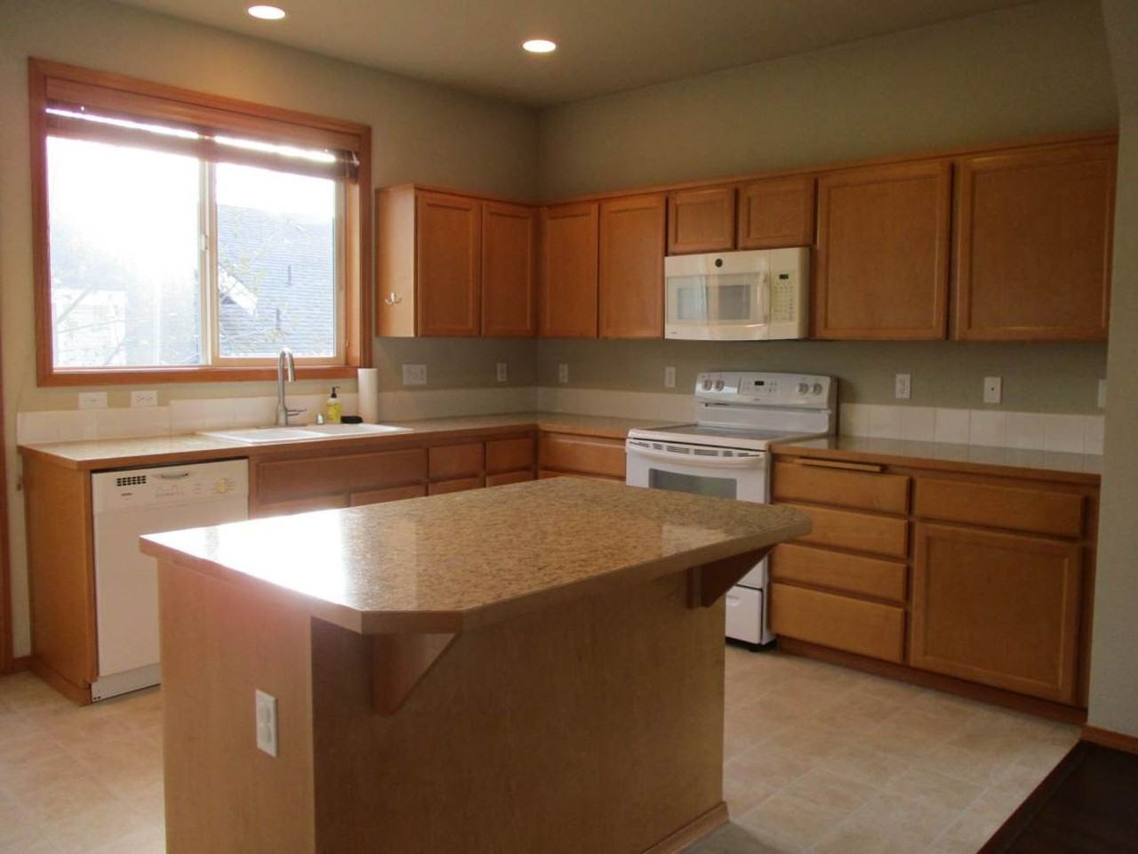 138 Birch St - Photo 3 of 16