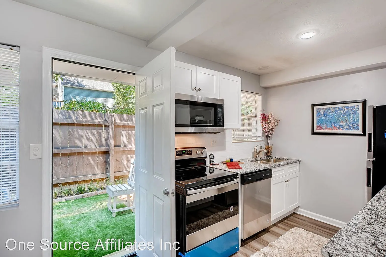 625 Coleman St Apt A2 - Photo 3 of 48