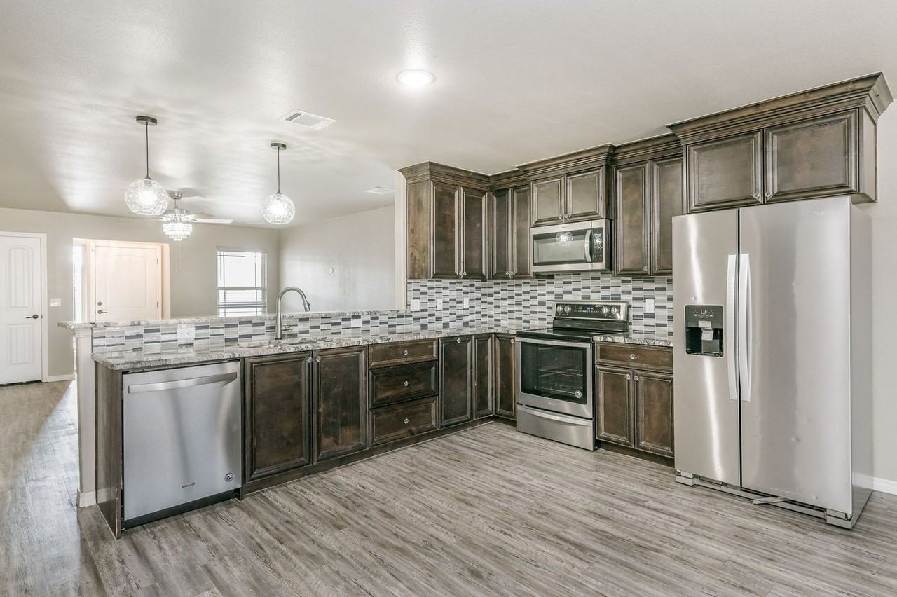 1305 Fox Hollow Ave - Photo 3 of 14