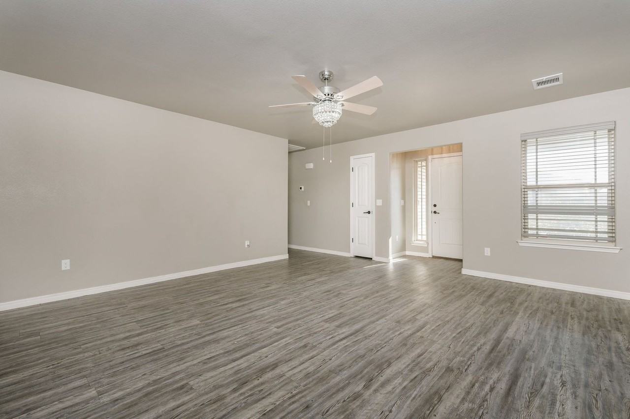 1305 Fox Hollow Ave - Photo 4 of 14