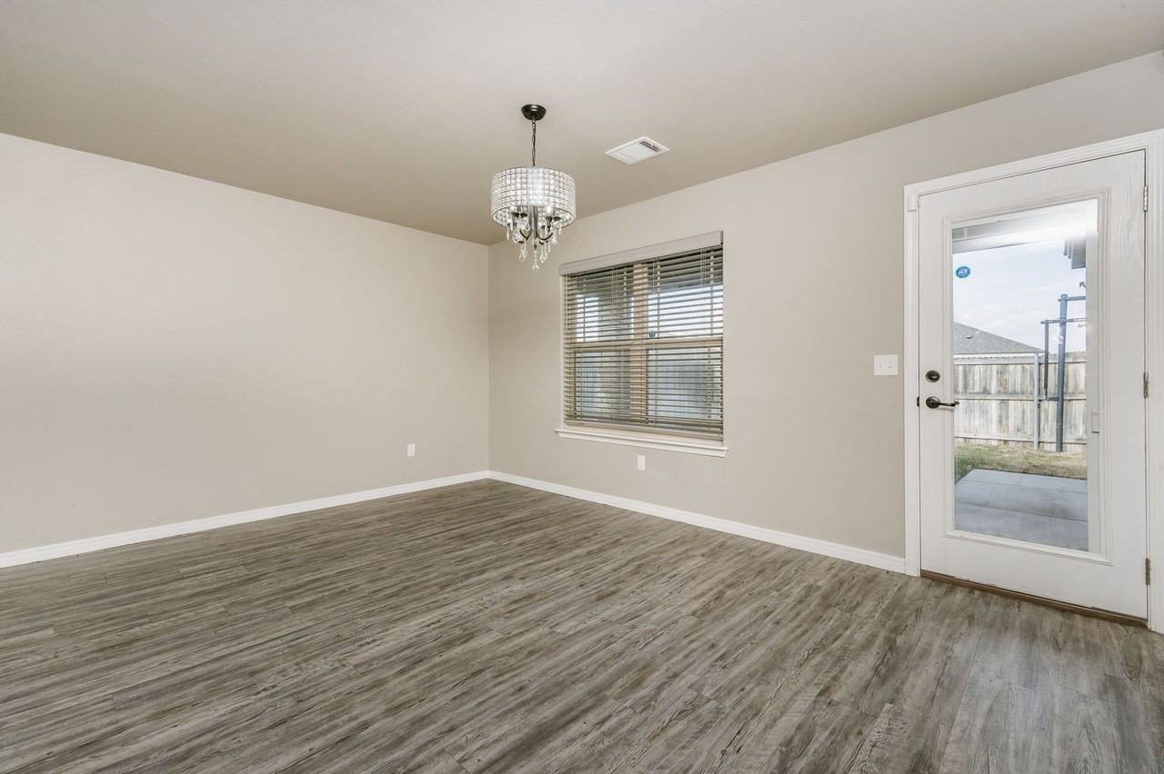 1305 Fox Hollow Ave - Photo 5 of 14