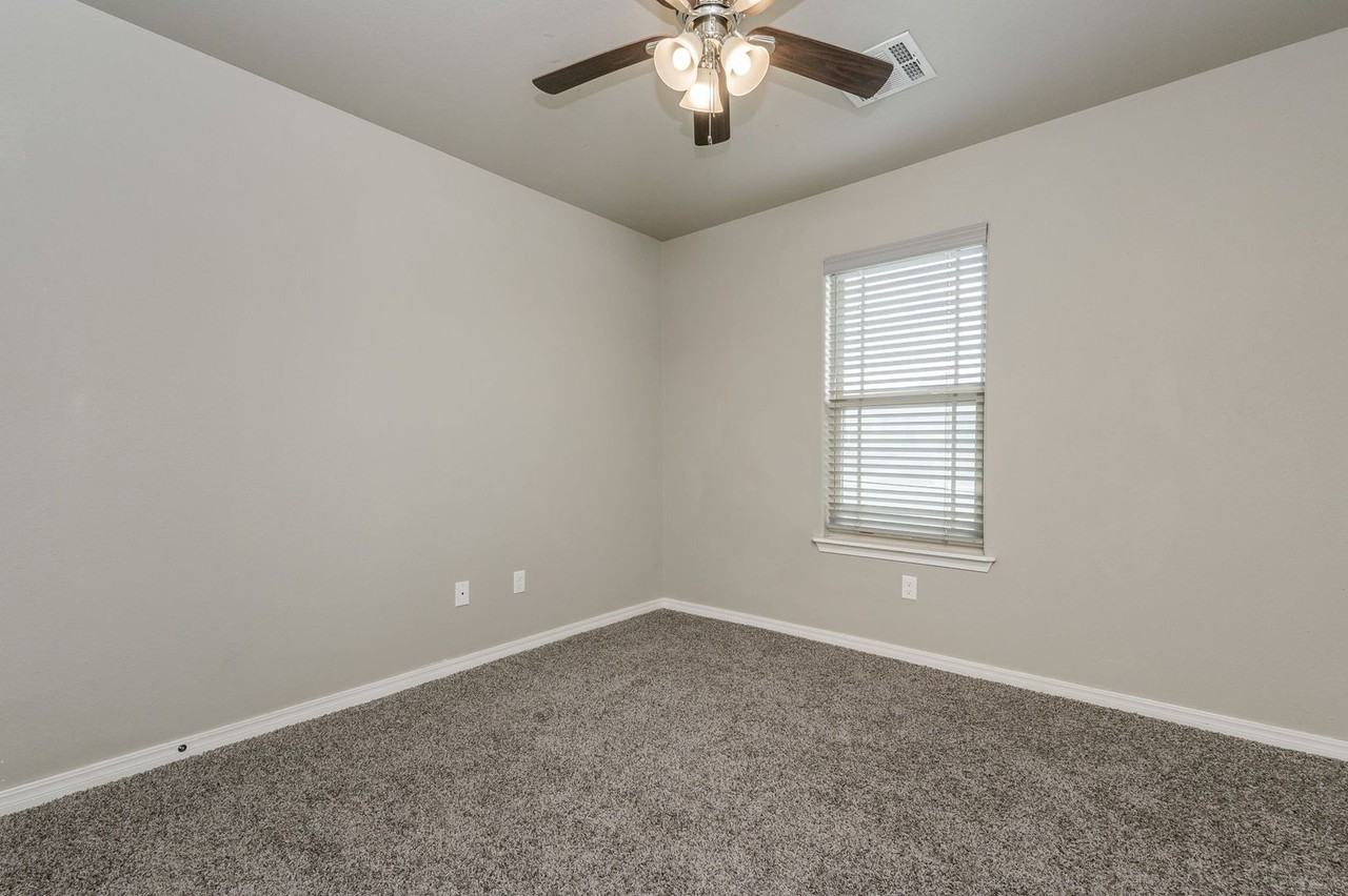 1305 Fox Hollow Ave - Photo 6 of 14