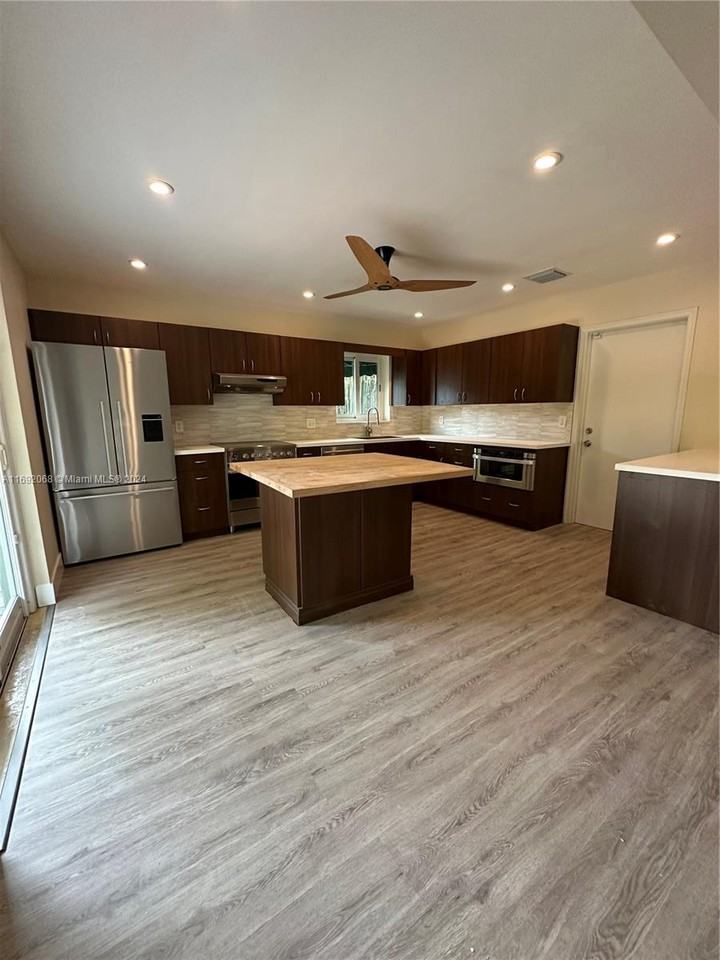 407 Se 4th Ter #407 - Photo 2 of 8