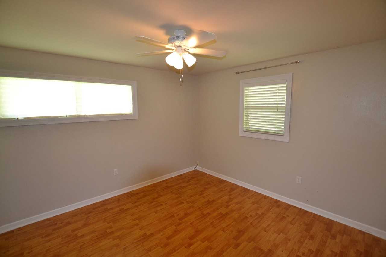 5235 Pine St - Photo 3 of 38