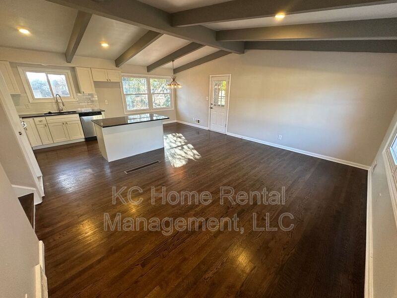 2209 Ne 60th Ter - Photo 3 of 35