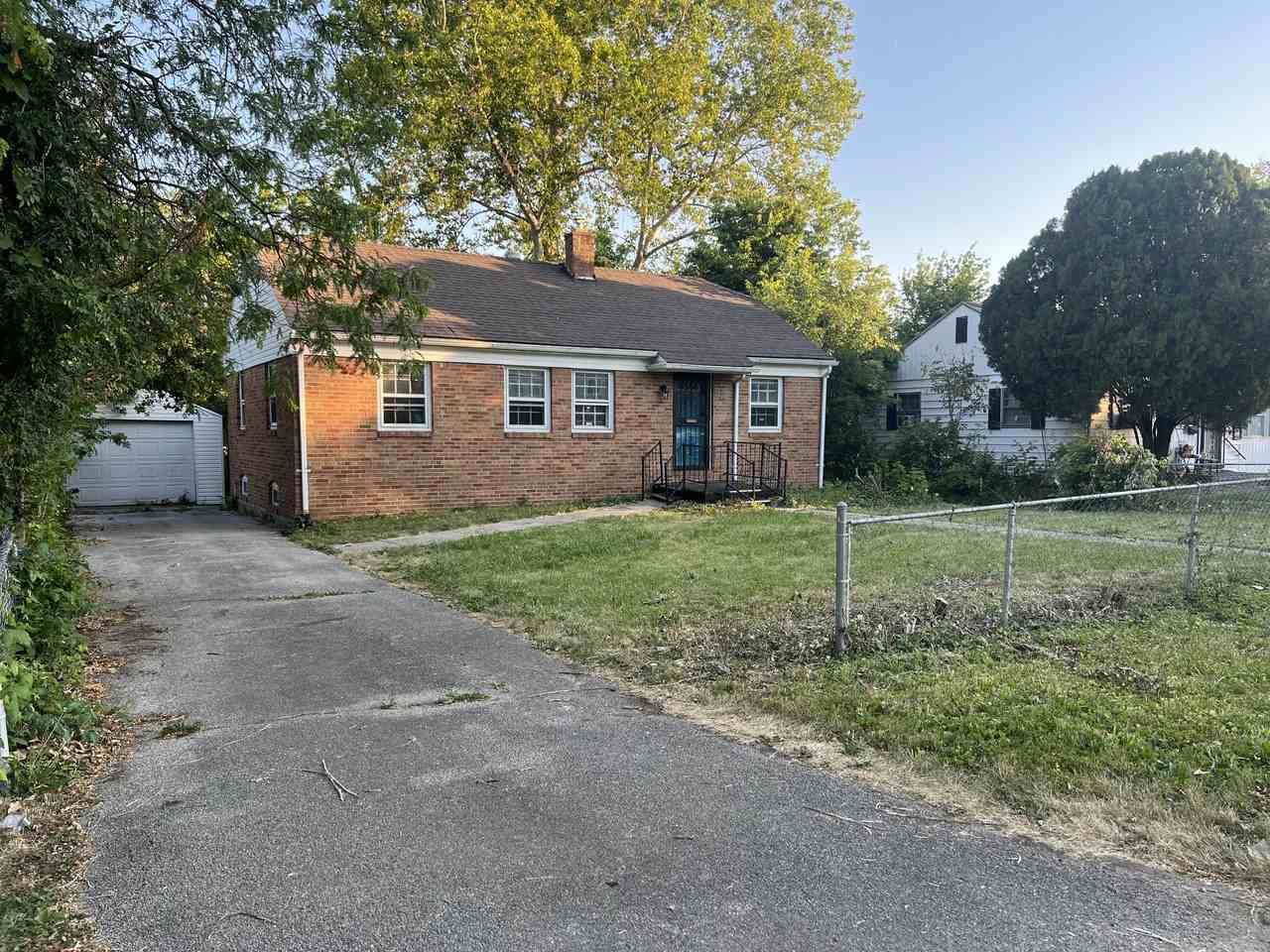 1079 W Tuttle St - Photo 2 of 16