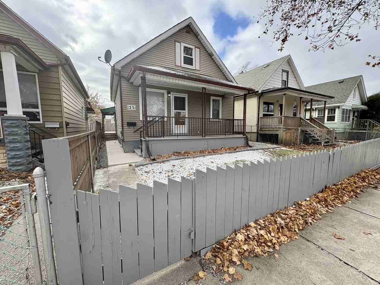 1231 Hickory Rd - Photo 3 of 30