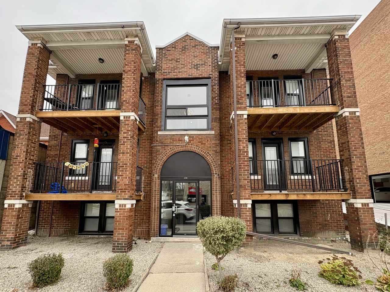 1788 University Ave W - Photo 2 of 22