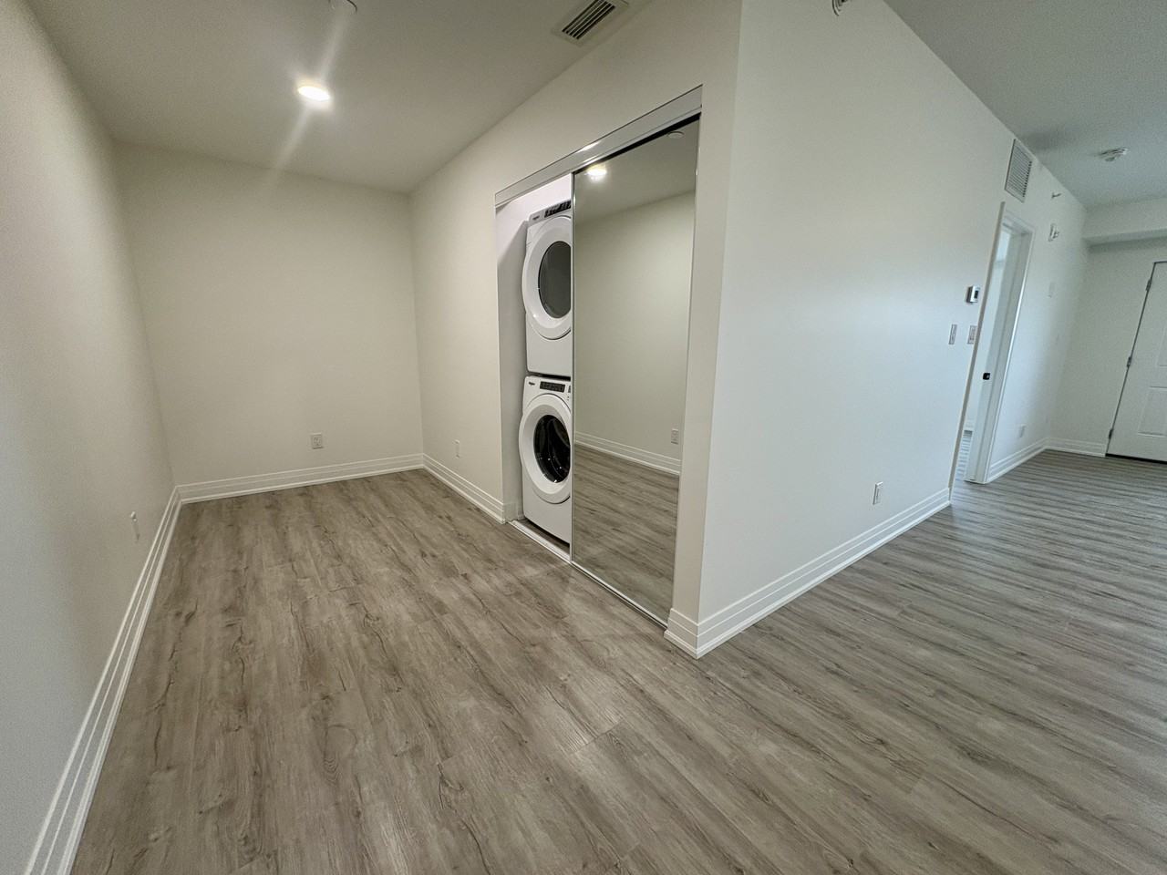 425 Stella Cres - Photo 2 of 30