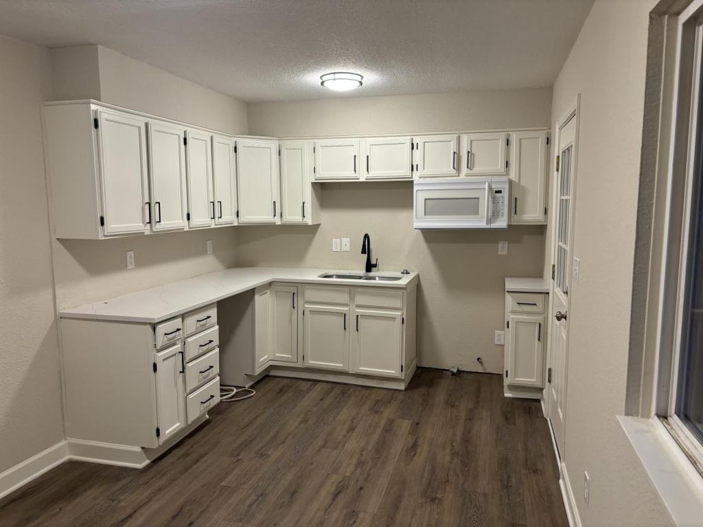 1450 Summit St - Photo 2 of 13