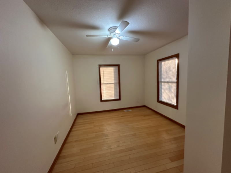 464 N Maple St - Photo 4 of 11