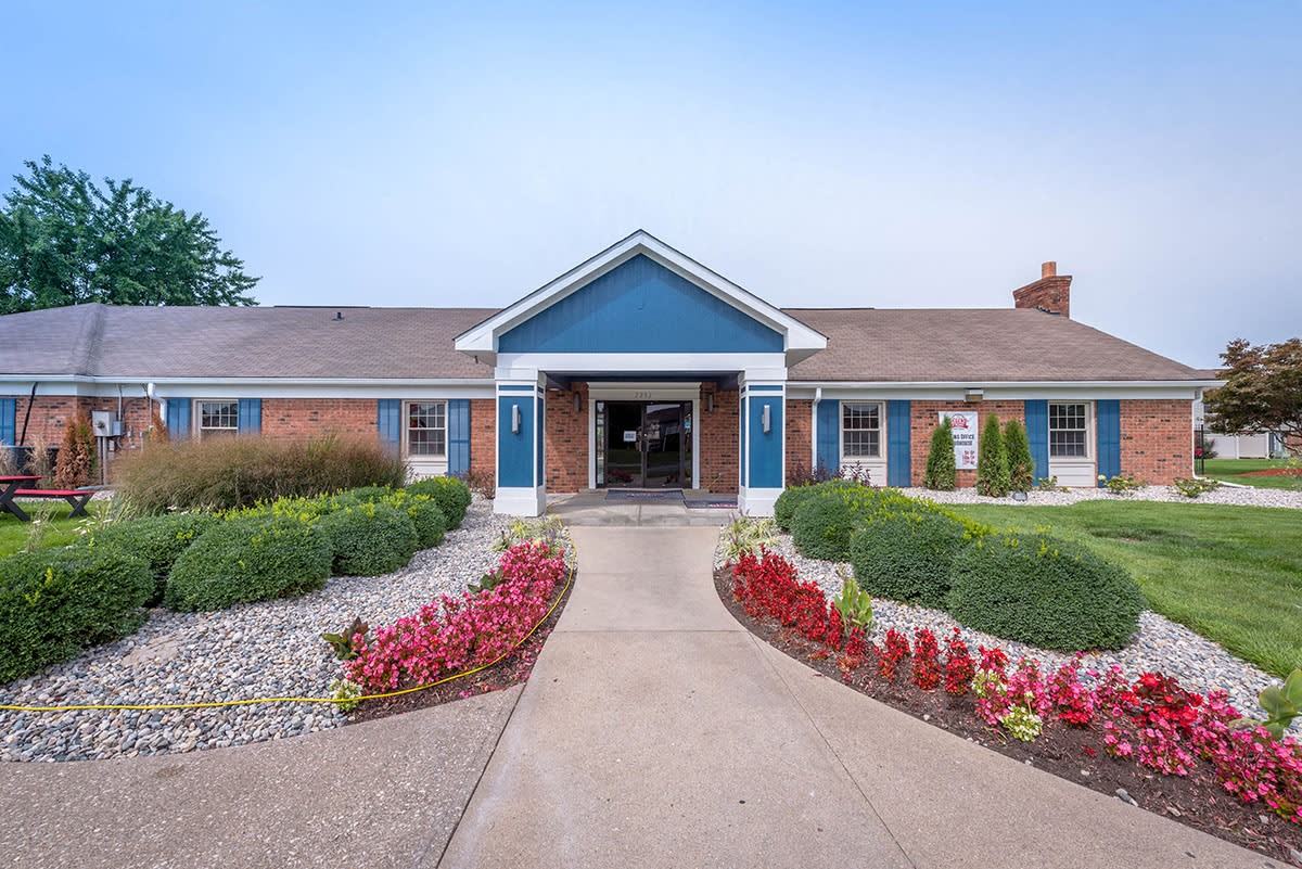 2202 Fair Oaks Dr - Photo 2 of 12