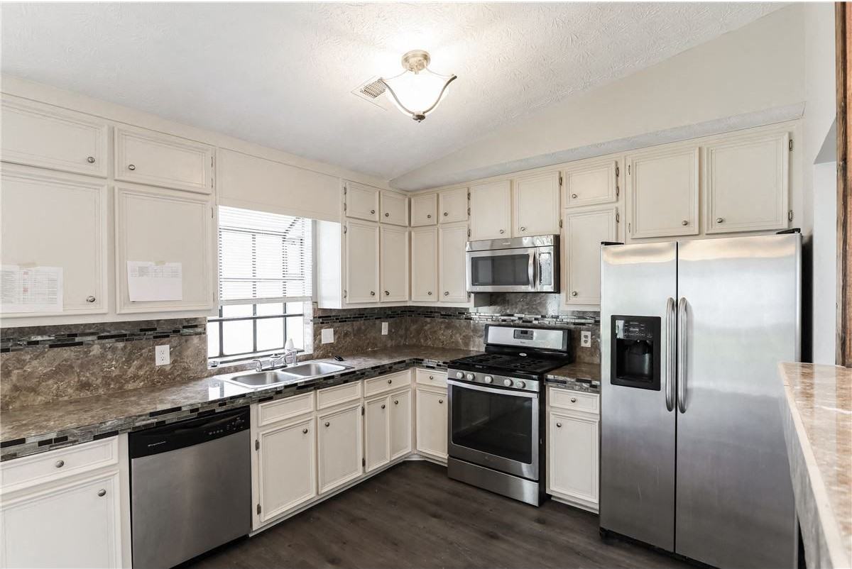 807 Sheppard Cv - Photo 2 of 15
