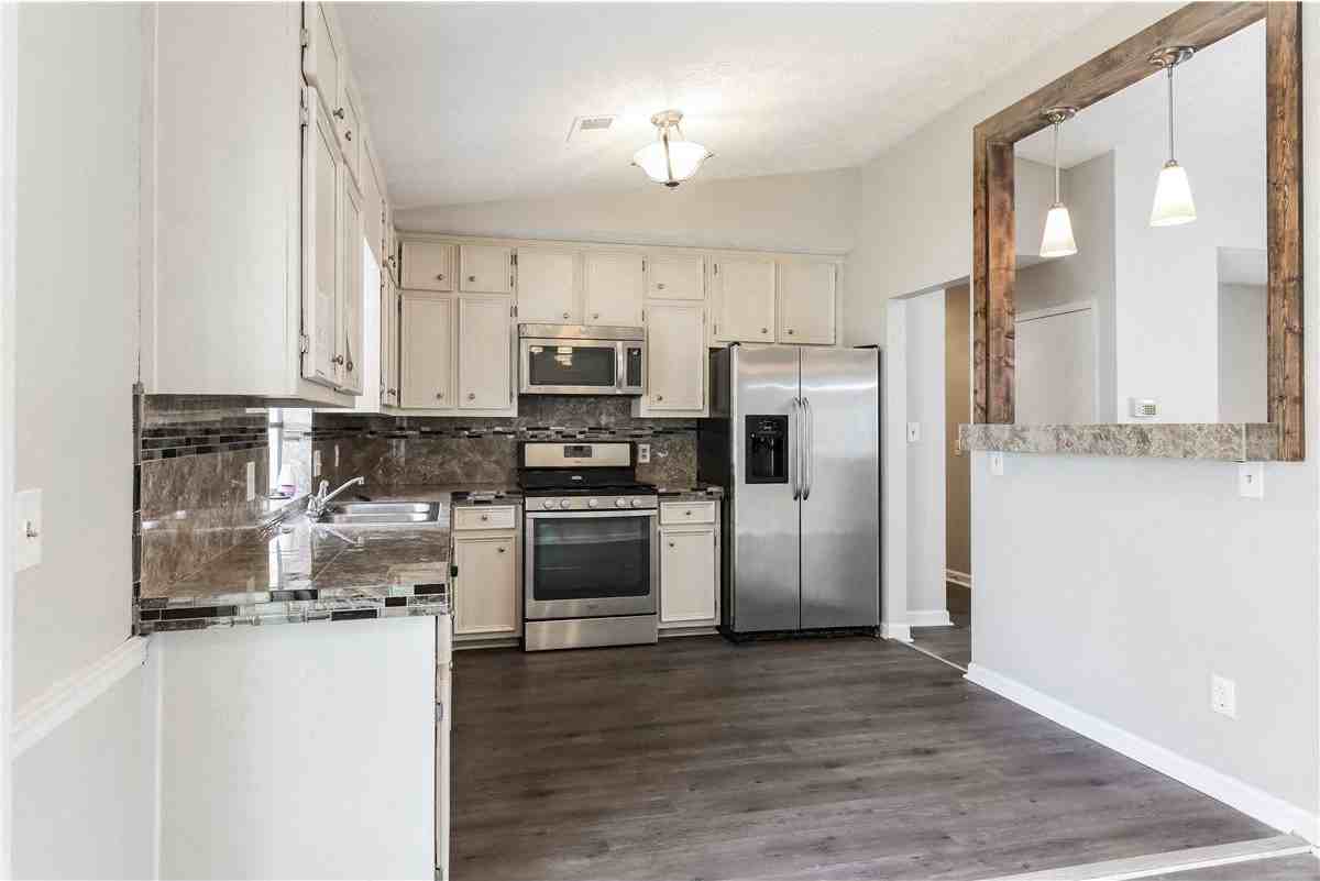 807 Sheppard Cv - Photo 3 of 15