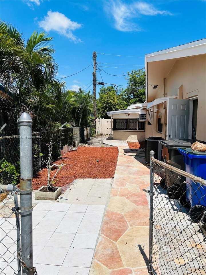 3572 Nw 38th Ter - Photo 2 of 8