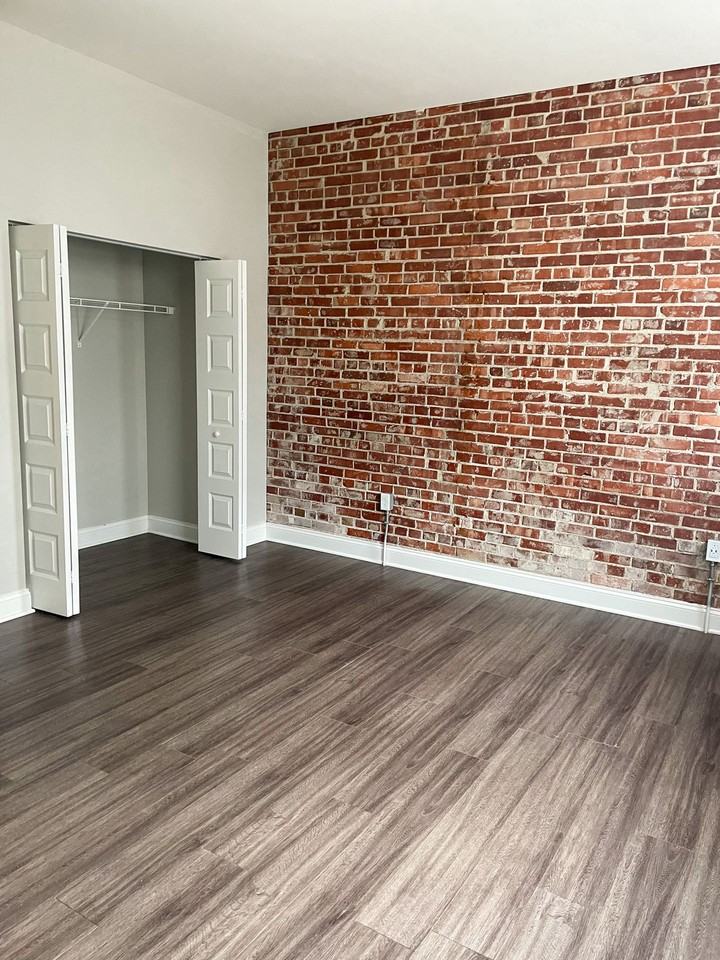 Emhardt Apartments - Photo 4 of 6