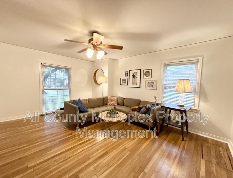 2638 Ivandell Ave - Photo 2 of 7