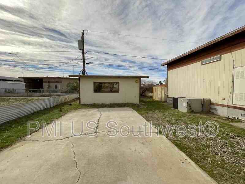 1054 Riverview Dr - Photo 4 of 14