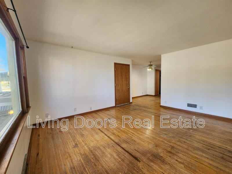 1027 Garfield St - Photo 5 of 8