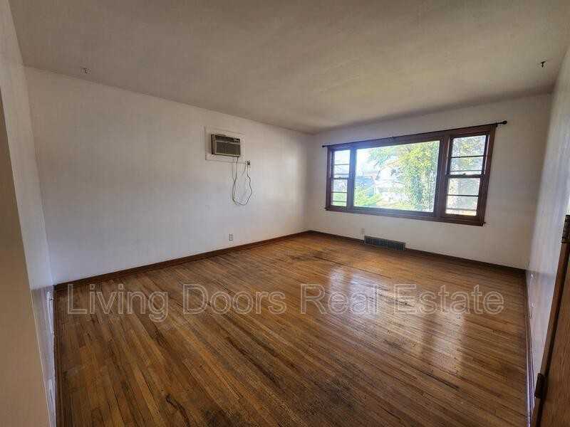 1027 Garfield St - Photo 6 of 8