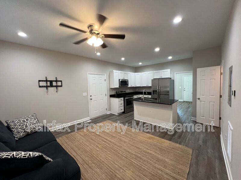 1118 Eva St - Photo 3 of 18