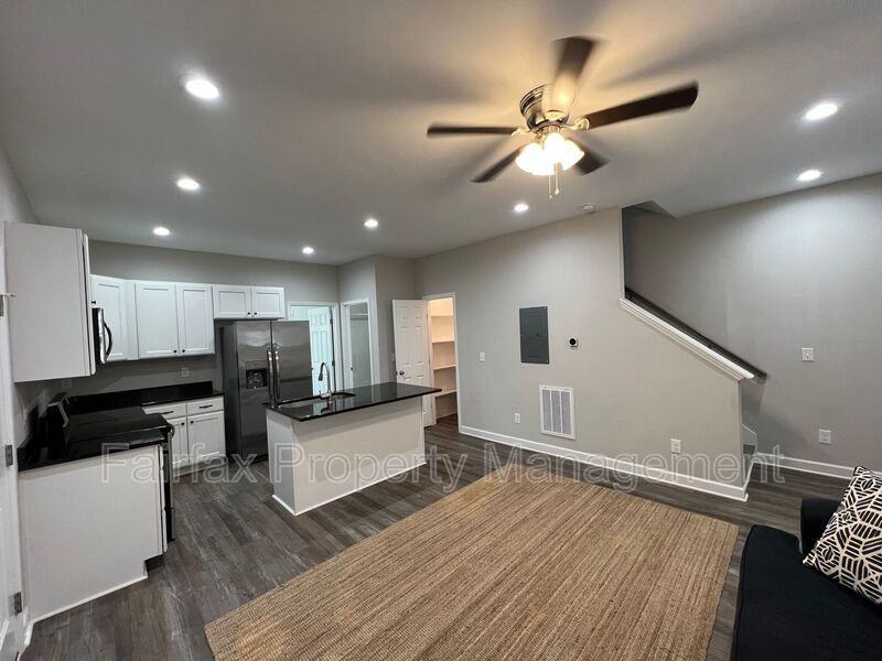 1118 Eva St - Photo 4 of 18