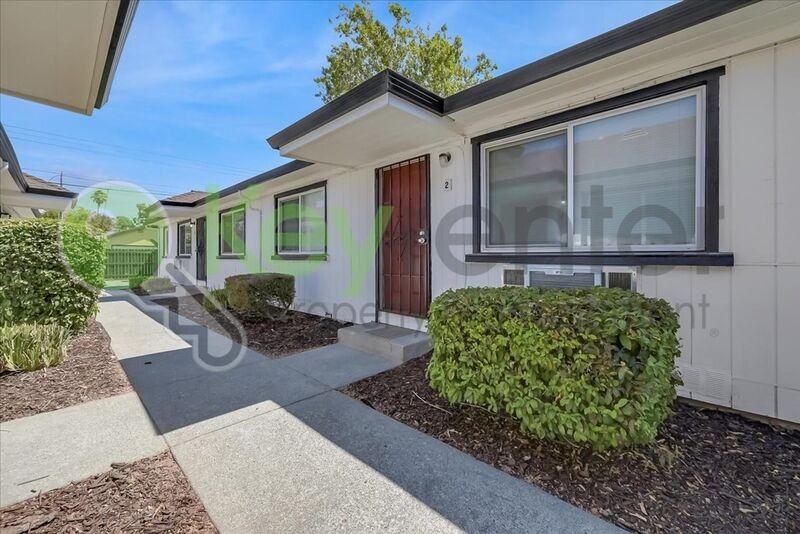 1071 Santiago Ave #5