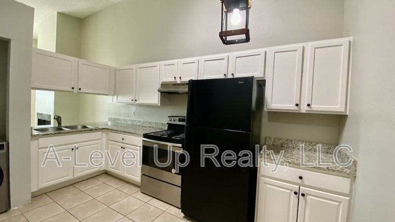 403 E Thoroughbred St - Photo 7 of 31