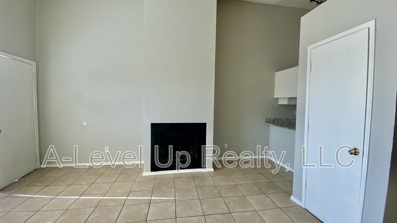 403 E Thoroughbred St - Photo 6 of 31