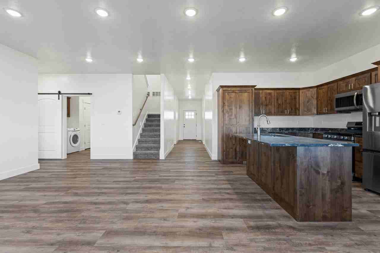 668 S Austin Ave - Photo 4 of 50