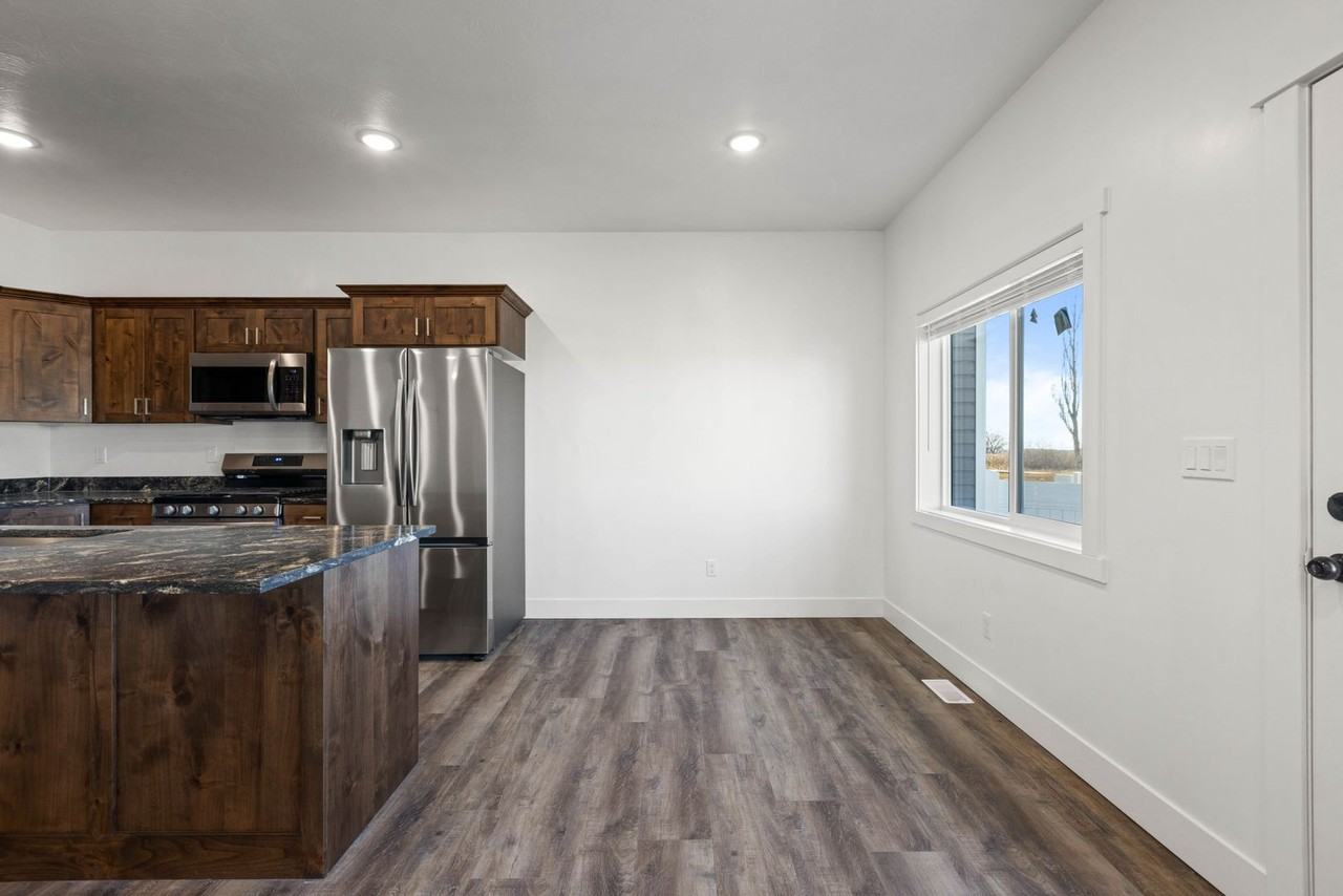 668 S Austin Ave - Photo 3 of 50