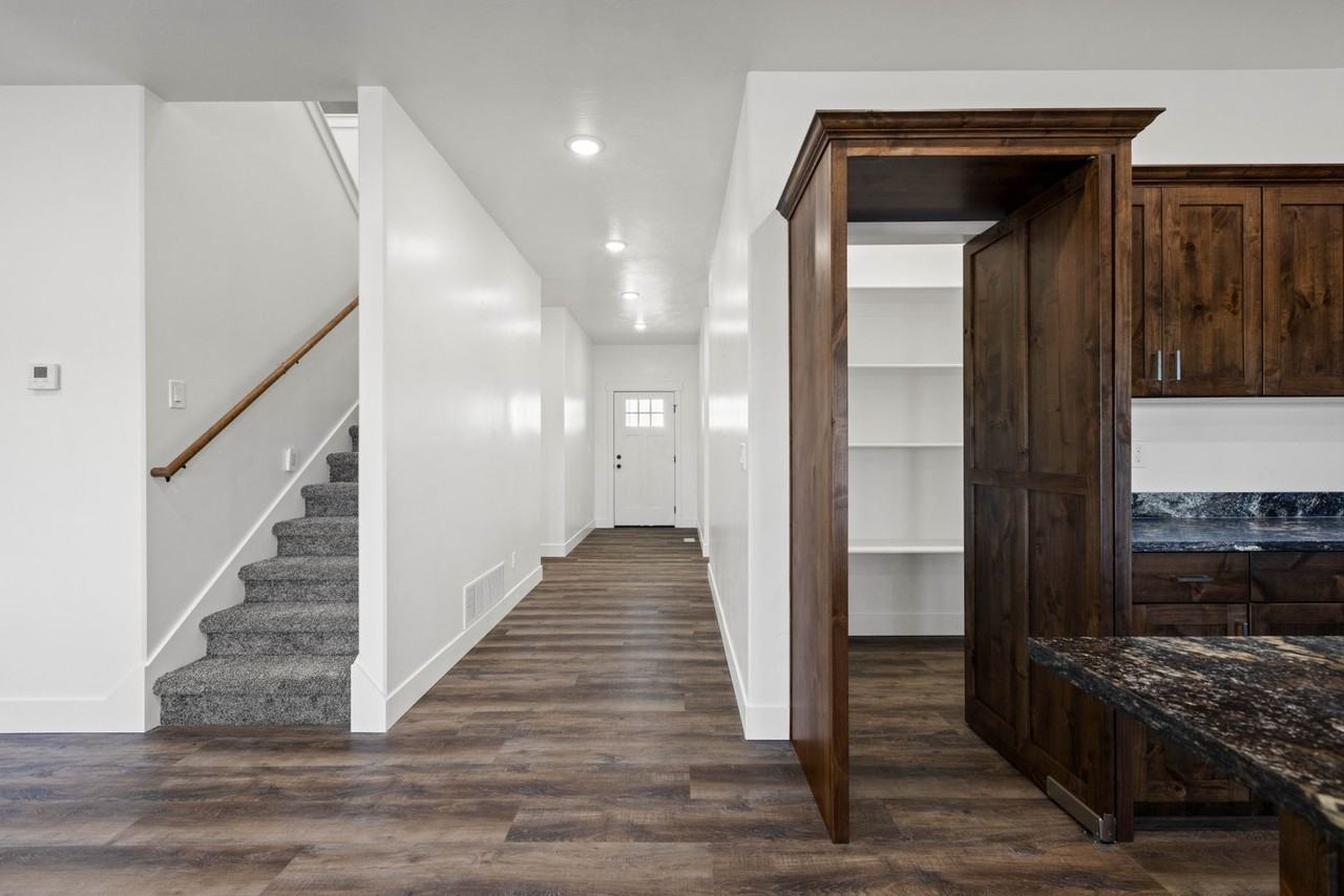 668 S Austin Ave - Photo 7 of 50