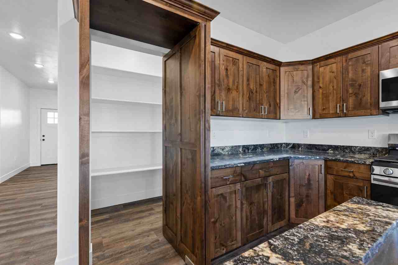 668 S Austin Ave - Photo 5 of 50