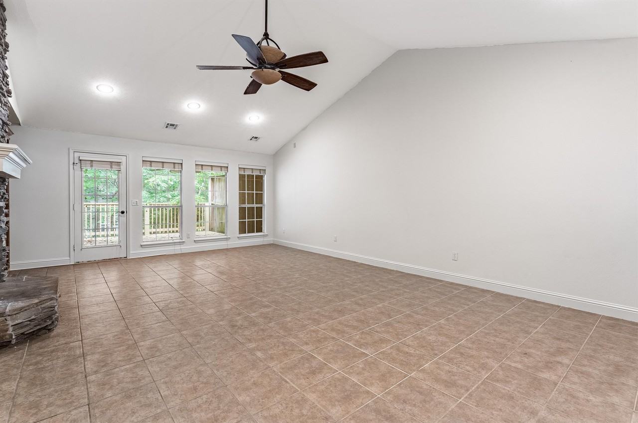 2127 East Oaks Drive - Photo 3 of 29